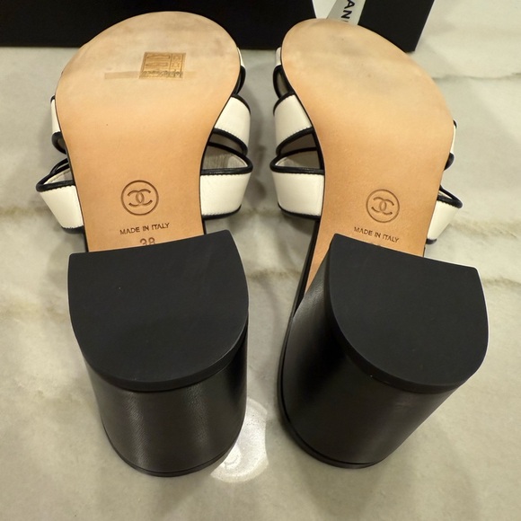 Chanel CC Turnlock Leather Sandals Size 38 White Black Mules NIB - Picture 12 of 15